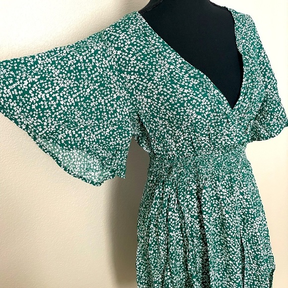 💋SOLD💋Women’s Green Floral Butterfly Sleeve Elastic Waist Dress Size Medium - Picture 5 of 6